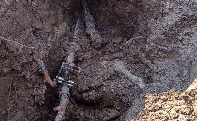Intervenție cu buldoexcavatorul pentru identificarea branșamentelor de apă ilegale în comuna Bradu