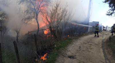 Incendiu puternic într-o gospodărie din Argeş
