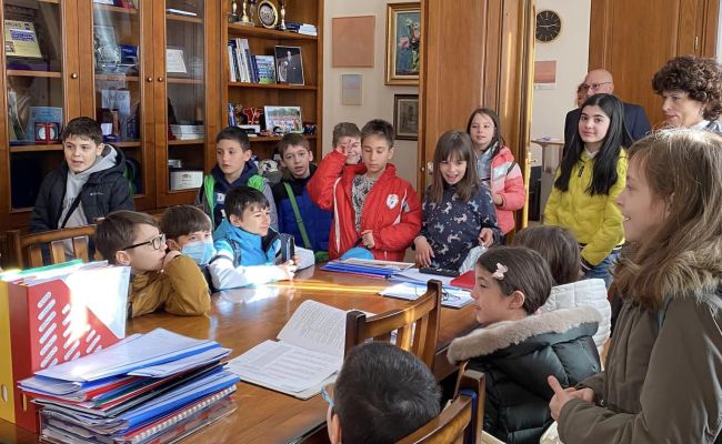 Copiii de la Școala Gimnazială 'Ion Pillat', în vizită la Primăria Pitești!