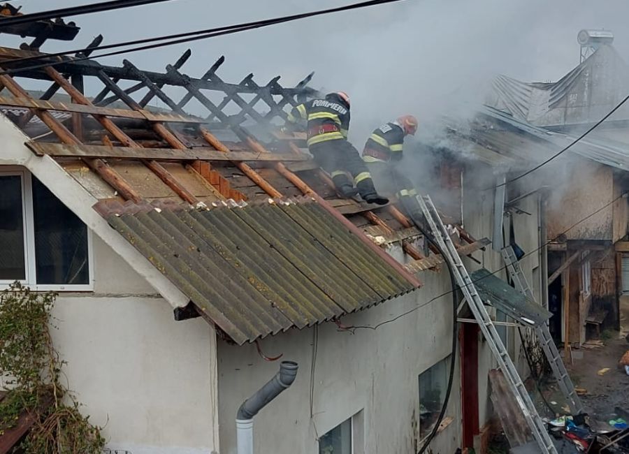 ACUM! INCENDIU la o casă în Argeş!