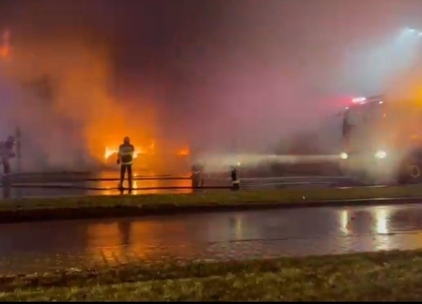 ACUM! Incendiu la un service auto din Pitești