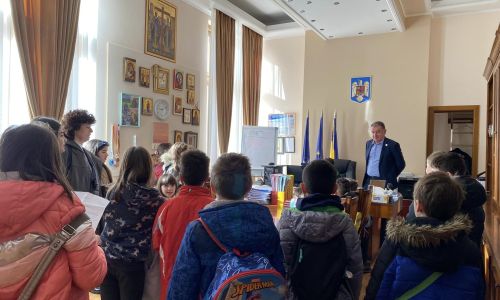 Copiii de la Școala Gimnazială 'Ion Pillat', în vizită la Primăria Pitești!