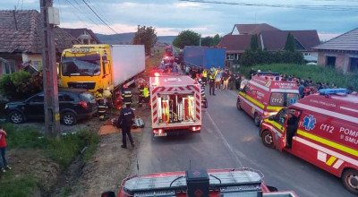 ACUM! Accident GRAV în Argeș! Ciocnire între un TIR și o mașină