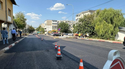 Lucrări de asfaltare pe o stradă din Mioveni