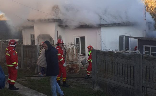 ACUM! A luat FOC o casă în Argeș