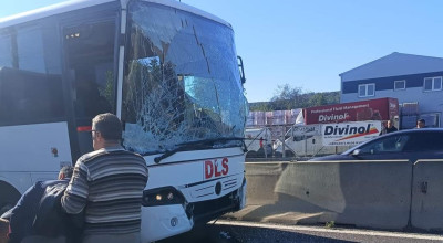 ACUM! Autobuz Dacia, accident pe DN73