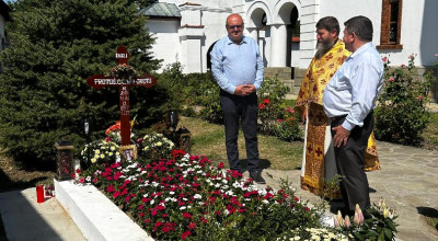 Ion Mînzînă, la mormântul părintelui Casian