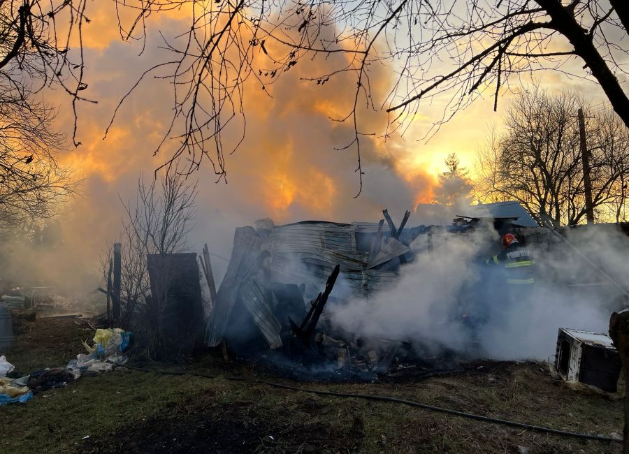 ACUM! INCENDIU în Argeș! Un bărbat a fost ARS