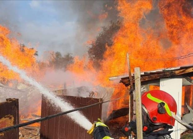 ACUM! Incendiu puternic într-o gospodărie din Argeș!