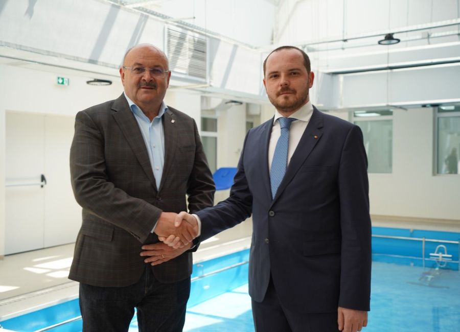 Secretarul de stat al ministerului Sănătății, Alexandru Rogobete, alături de președintele Ion Mînînză în vizită de lucru la spitalele din Argeș. Va fi construit un Centru de Radioterapie la Pitești!
