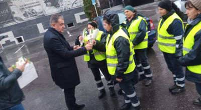 Primarul Gentea a oferit mărțișoare angajatelor de la Salpitflor și Salubritate