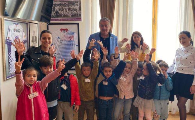 Primarul Cristian Gentea, întâlnire cu prichindeii de la o grădiniță din Pitești