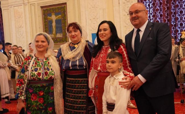 Simona Bucura Oprescu: 'Costume populare minunate din Argeș și Muscel spun în această săptămână povestea neamului românesc la Palatul Parlamentului'