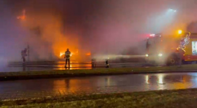 ACUM! Incendiu la un service auto din Pitești