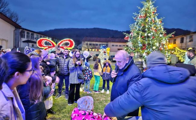 Magie la Ștefănești! A fost aprins iluminatul festiv