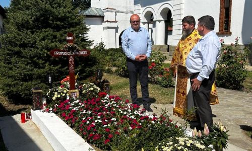 Ion Mînzînă, la mormântul părintelui Casian
