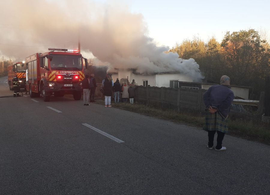 ACUM! A luat FOC o casă în Argeș