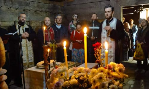 Slujbă religioasă la biserica din lemn de la Muzeul Golești