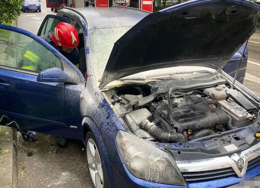 O mașină a luat FOC în Pitești
