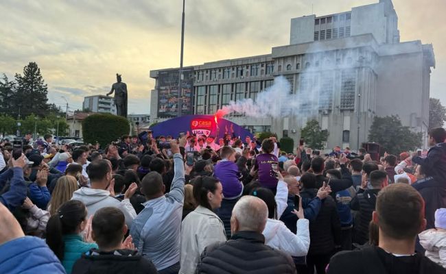 Petrecere alb-violetă în centrul Piteștiului!