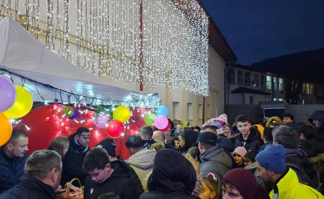 Magie la Ștefănești! A fost aprins iluminatul festiv