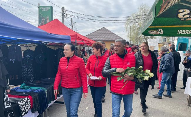 Echipa PSD Argeș, alături de oamenii din târgul de la Stâlpeni