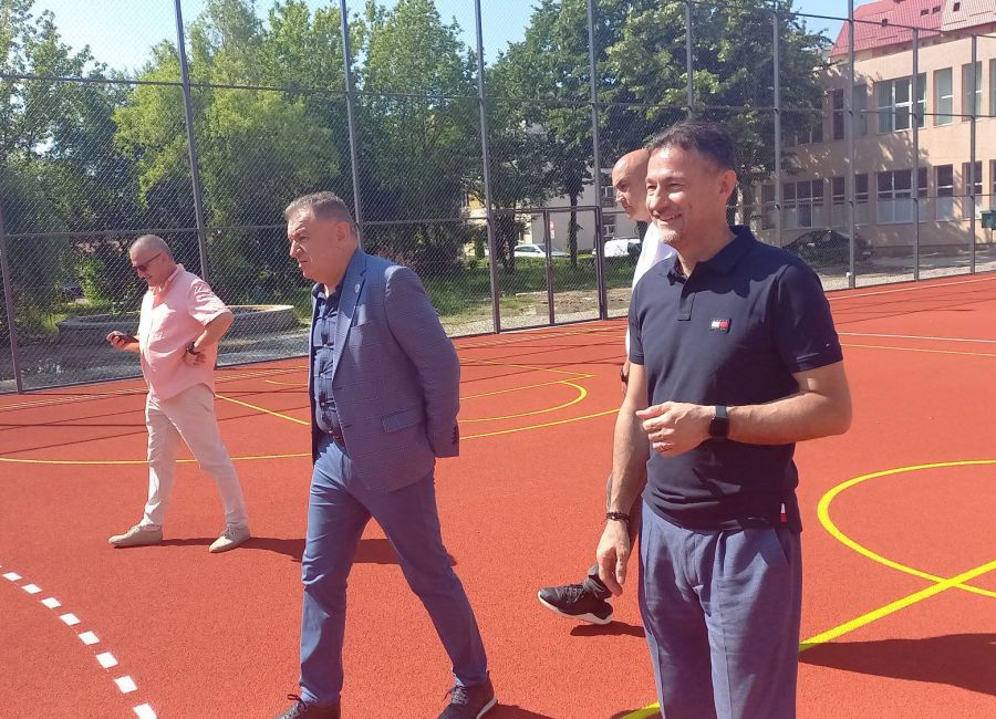 Primarul Gentea, o nouă promisiune îndeplinită! Teren modern de sport în Piteşti