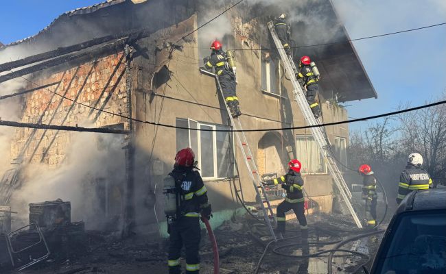 UPDATE! Incendiu PUTERNIC în comuna Bradu!