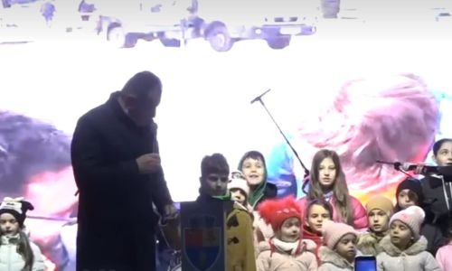 La Pitești a fost aprins iluminatul de sărbători! Mii de oameni în centrul orașului