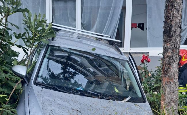 Accident INCREDIBIL în Pitești! A intrat cu mașina în balconul unui BLOC!