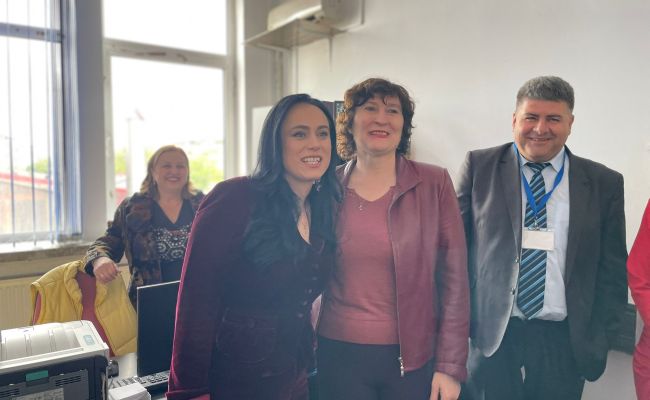 Ministrul Simona Bucura-Oprescu, președintele CJ Argeș Ion Mînzînă și primarul Cristian Gentea s-au întâlnit cu angajatorii și candidații de la Bursa Locurilor de Muncă de la Pitești! Argeșul se dezvoltă prin investiții majore care aduc locuri de muncă pl