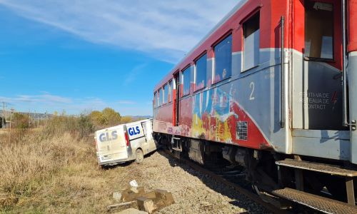 ACUM! O mașină a fost LOVITĂ de un tren în Argeș
