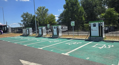 Stațiile de încărcare pentru mașini electrice din parcarea Bowling sunt acum funcționale prin platforma PLUGMATIC