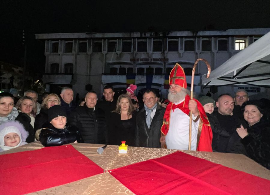 Prefectul Ioana Făcăleață a luat parte la aprinderea iluminatului festiv la Mioveni!