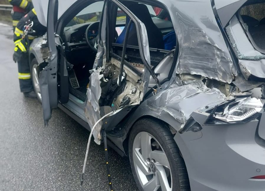 Accident în Argeş! Impact între trei maşini şi un TIR