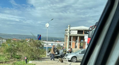 ACUM! Accident în Argeș! O mașină s-a RĂSTURNAT
