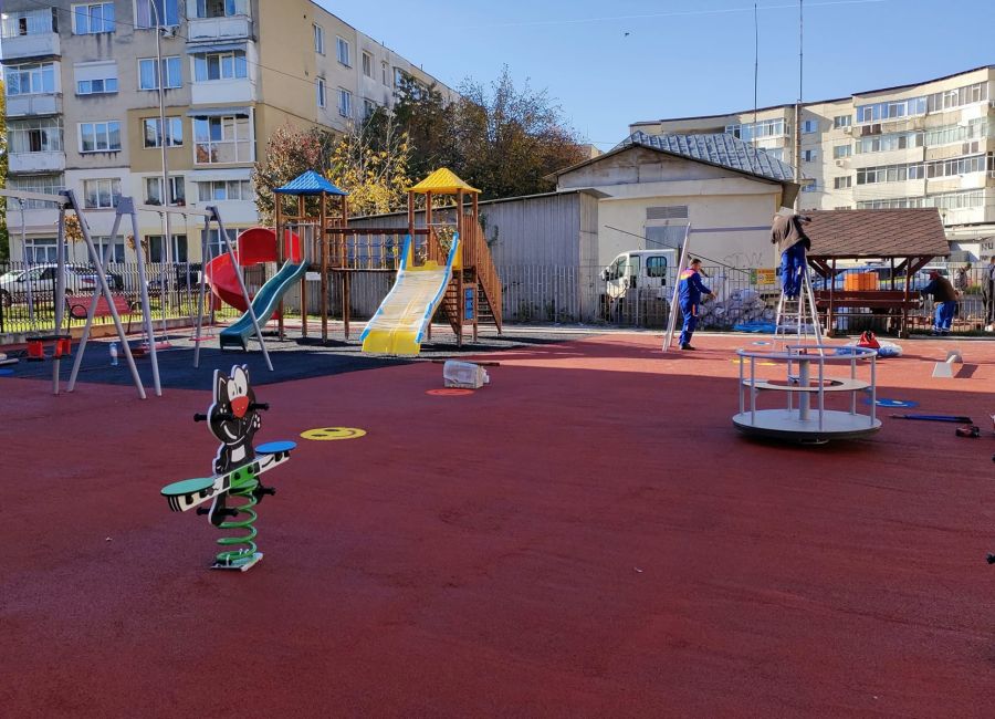 Loc de joacă REABILITAT la Mioveni