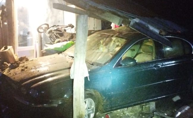 Accident în Argeș! A intrat cu mașina într-o gospodărie