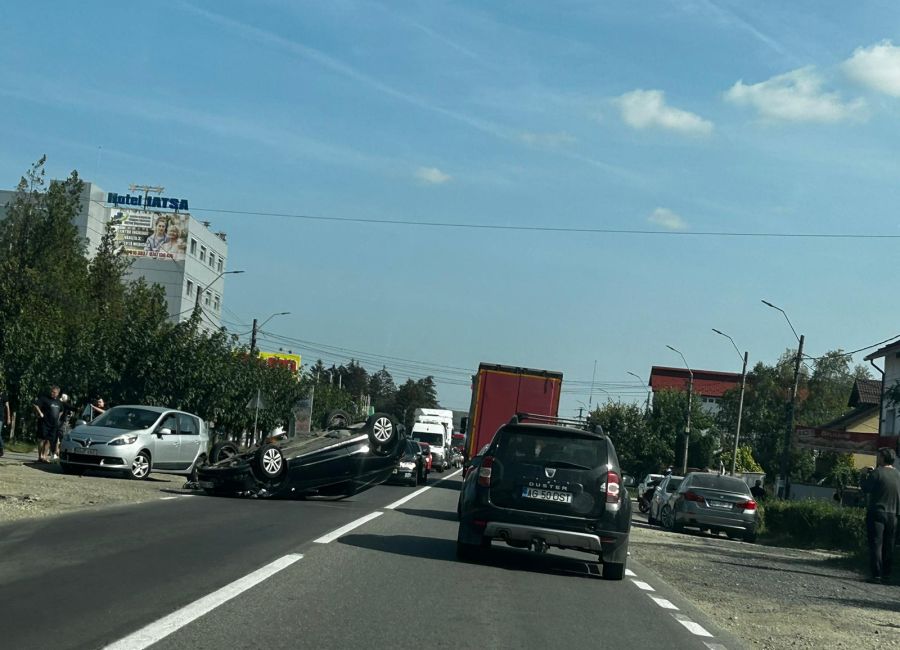 Accident în Argeş! Un tânăr de 19 ani s-a RĂSTURNAT cu maşina