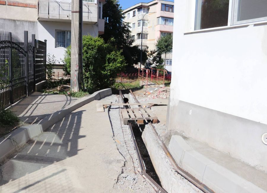 Continuă lucrările de modernizare în zona blocului A 20 din Mioveni