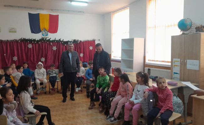 Primarul comunei Bradu, mesagerul lui Moș Crăciun pentru copiii din localitate