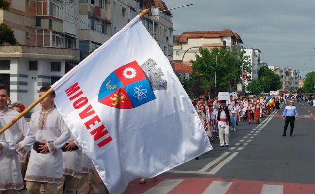 Mii de persoane au fost prezente la Mioveni, la parada portului popular