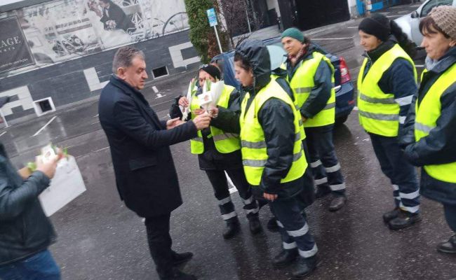 Primarul Gentea a oferit mărțișoare angajatelor de la Salpitflor și Salubritate