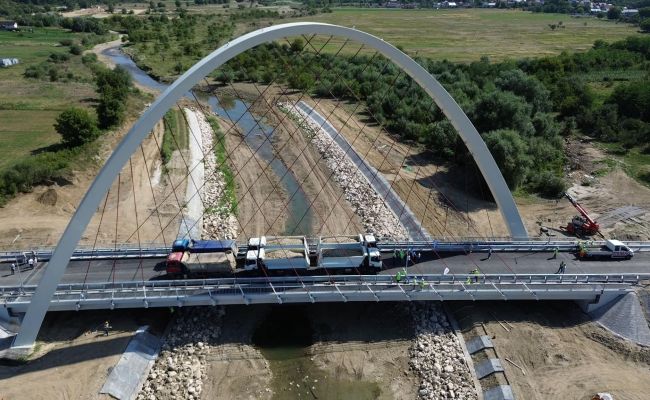Podul cu cel mai înalt arc din România care leagă Mioveniul de Davidești, aproape de deschidere. Testele de rezistență, trecute cu brio!