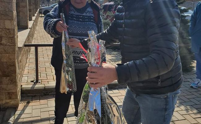 Primarul Dan Stroe a oferit flori doamnelor și domnișoarelor