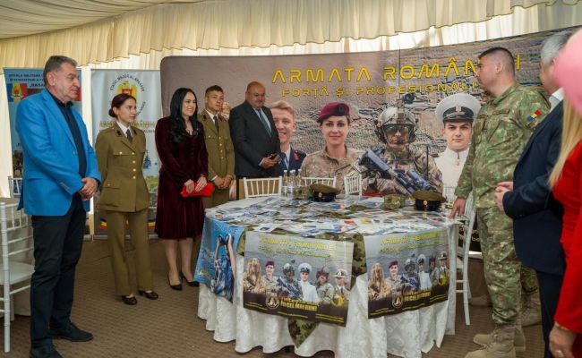 Ministrul Simona Bucura-Oprescu, președintele CJ Argeș Ion Mînzînă și primarul Cristian Gentea s-au întâlnit cu angajatorii și candidații de la Bursa Locurilor de Muncă de la Pitești! Argeșul se dezvoltă prin investiții majore care aduc locuri de muncă pl