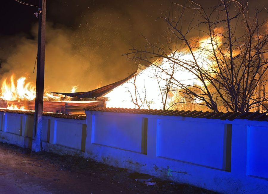 ACUM! INCENDIU URIAȘ într-o comună din Argeș!