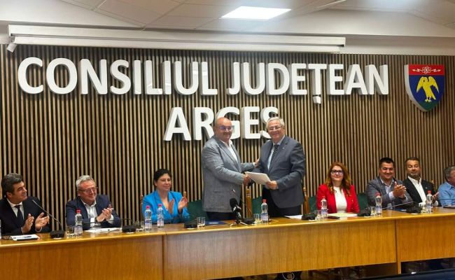 Ion Mînzînă a semnat contractul pentru modernizarea DJ 659, unul dintre cele mai lungi drumuri județene din Argeș!