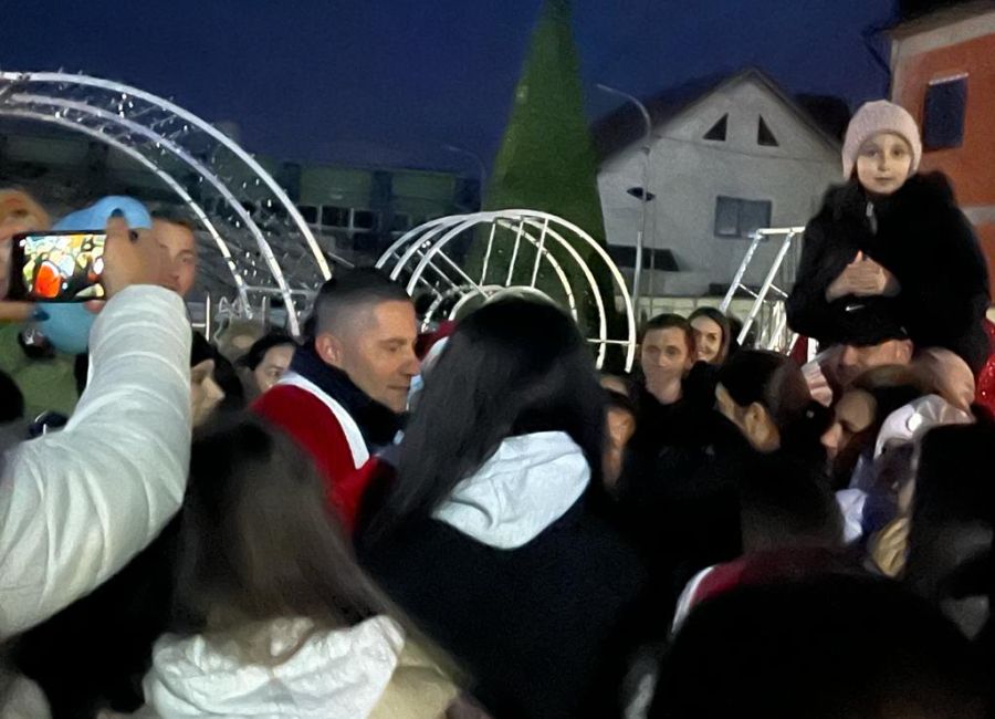 În comuna Bradu a fost aprins iluminatul festiv