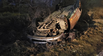 Azi-noapte, accident în Argeș! O mașină s-a RĂSTURNAT